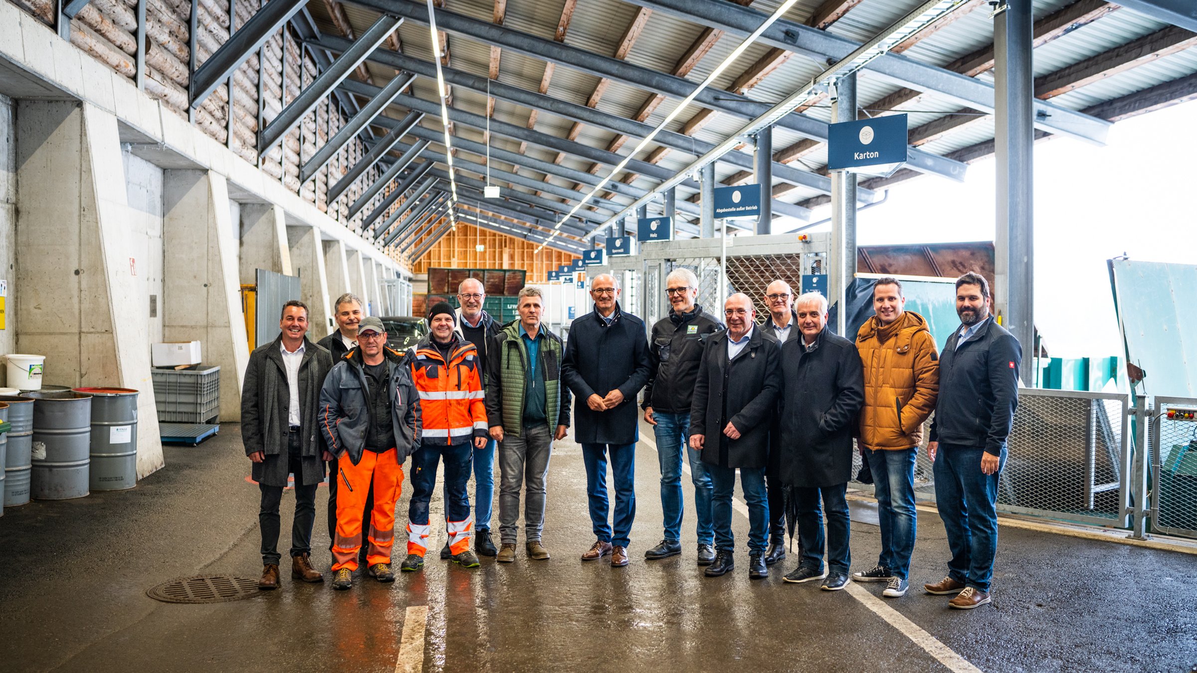 Wiegon - Governor Toni Mattle visits the Ischgl recycling center