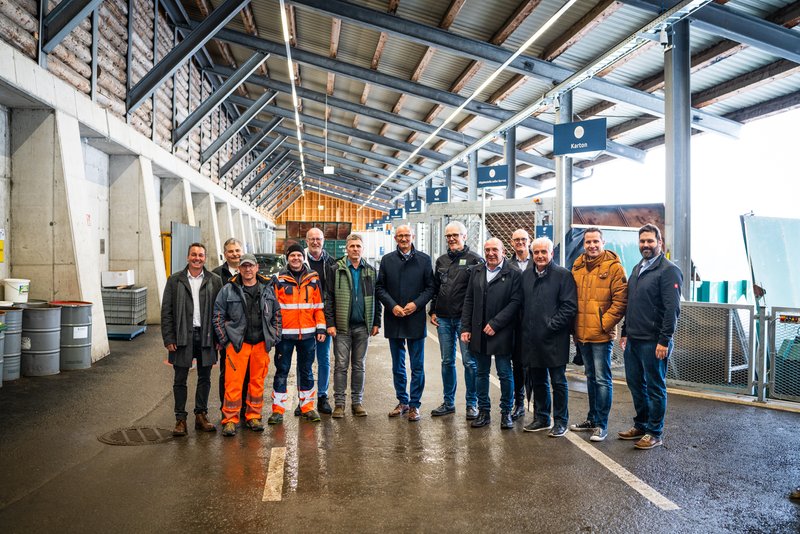 Wiegon - Governor Toni Mattle visits the Ischgl recycling center